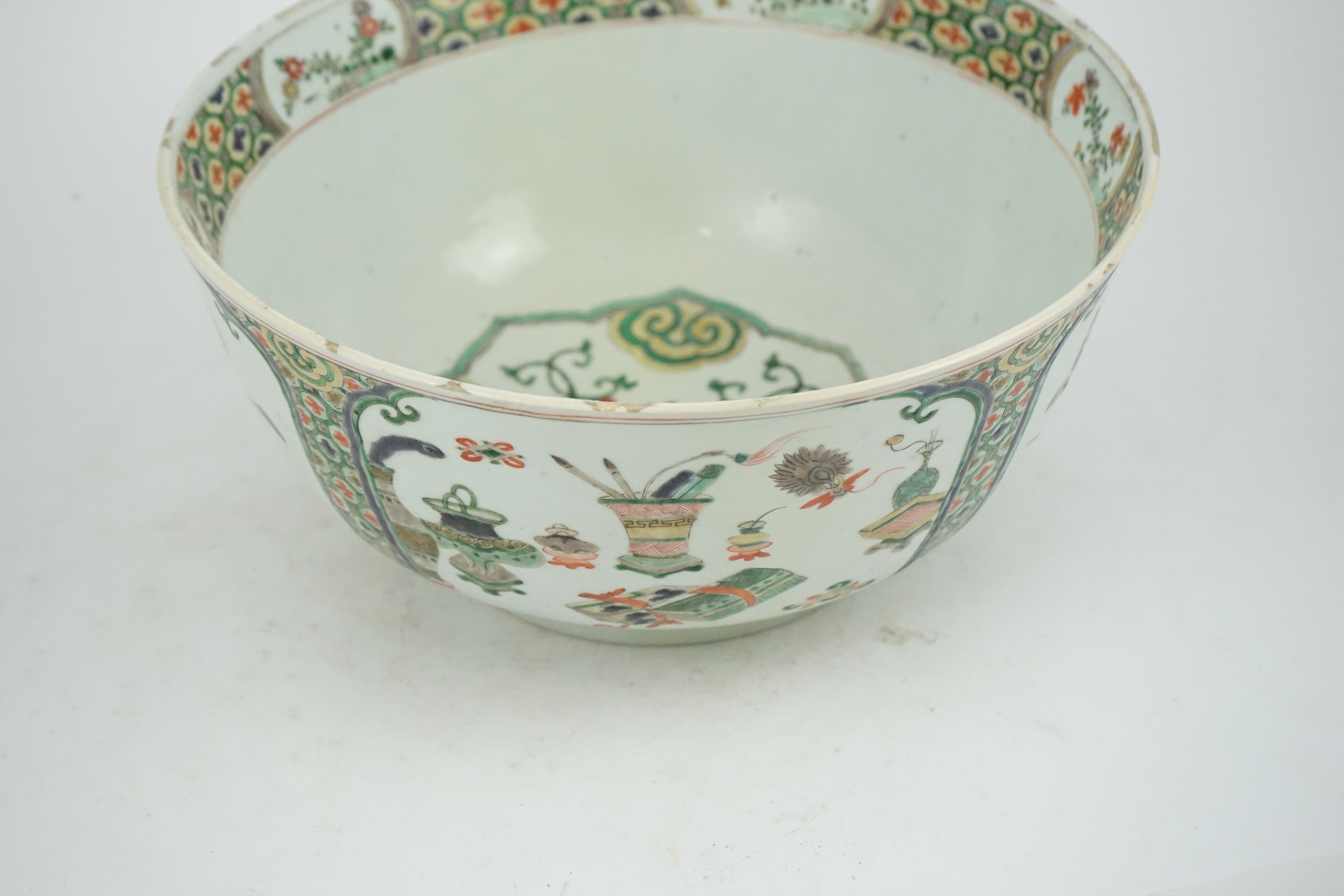 A large Chinese famille verte bowl, Kangxi period (1662-1722)